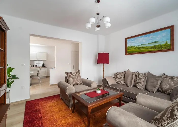 Topaz Apartmanhazak מלון דירות 4*